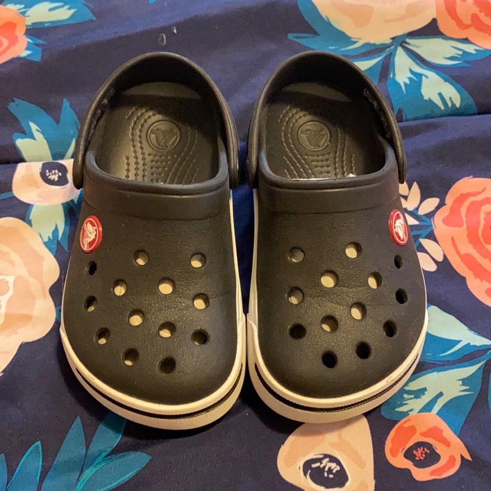Toddler crocs in black size 8/9